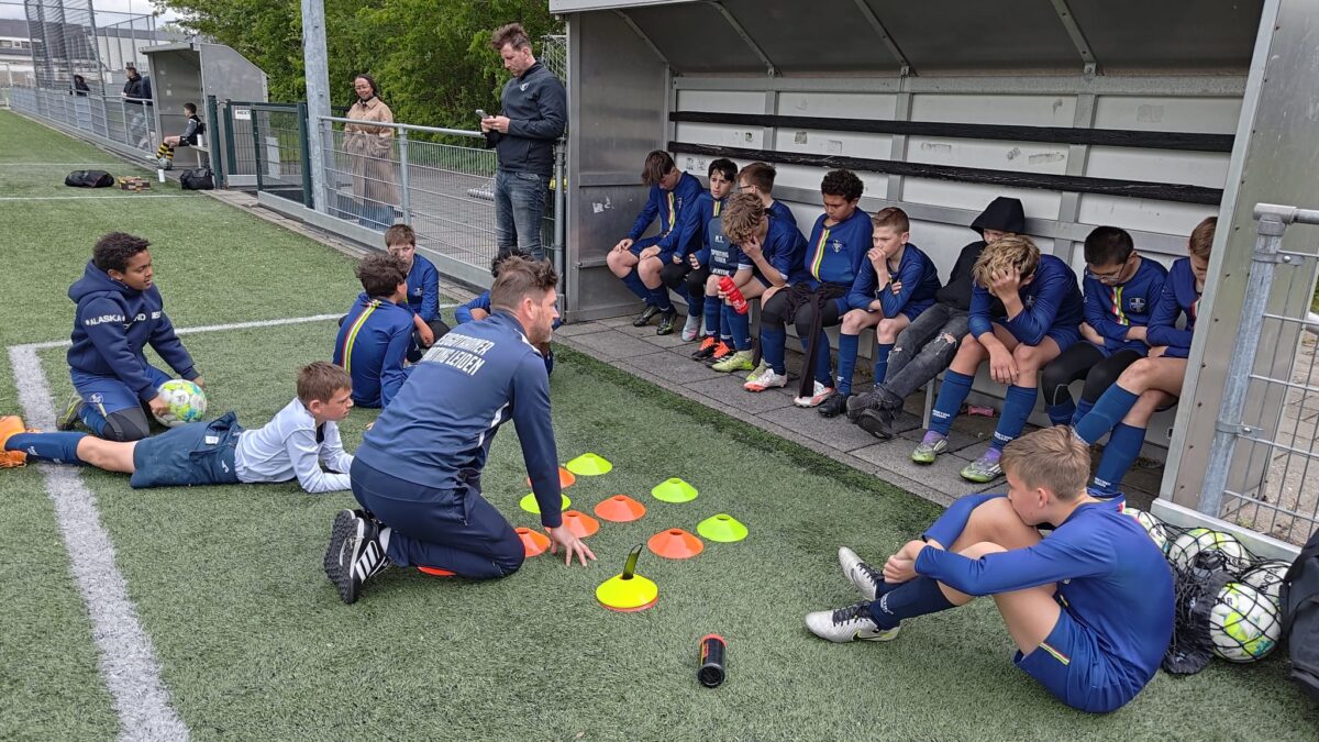 Trainer Patrick legt in de rust uit hoe het anders moet